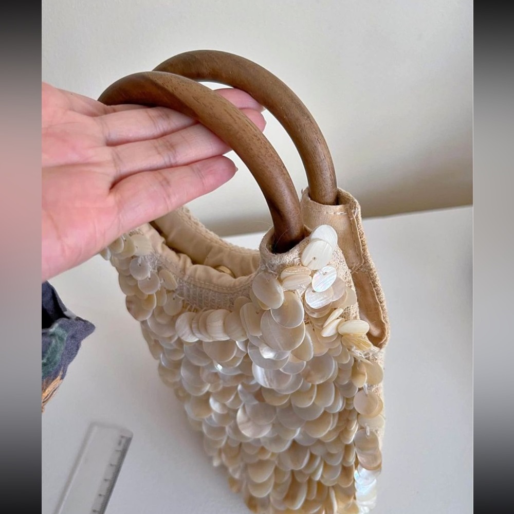 Sportsgirl UNDER THE SEA SHELL CLUTCH BAG - Picture 3 of 7